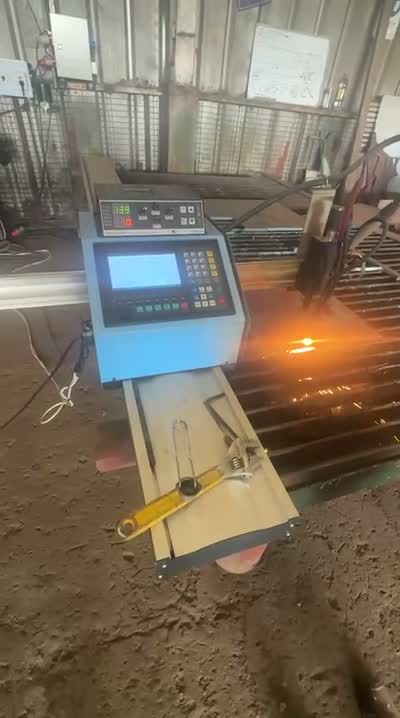 Pantógrafo de oxicorte cortando una plancha de acero, con chispas